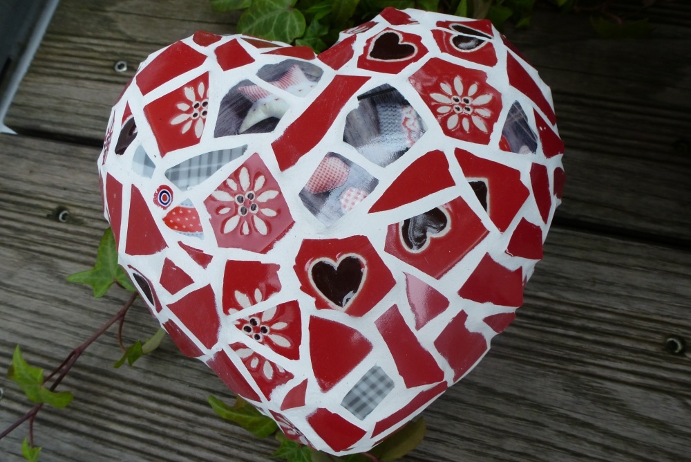 Mosaik, Herz mit roten Porzellanscherben von Simone Weigend
