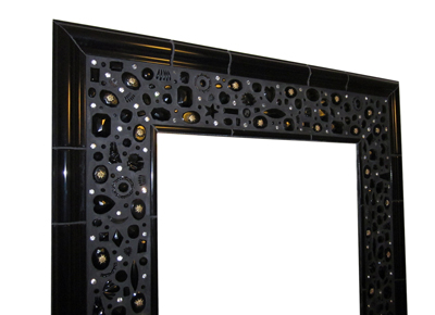 Spiegelrahmen mit Glasschmucksteinmosaik,schwarz ausgefugt,
Mit Edelweiß verziert. Aussen- und Innenbordüre aus Keramik