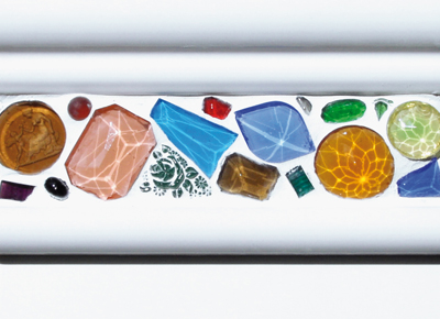 Glasmosaik Bordüre mit bunten Glasschmucksteinen, weiß ausgefugt, Aussen-und Innenbordüre aus Keramik